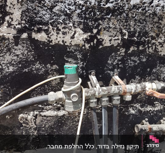 צינורות ומחברים על קיר, חלקי אינסטלציה